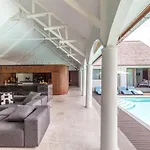 The Aora - Capacious Villa Close To Seminyak Sights