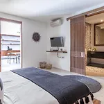 The Aora - Capacious Villa Close To Seminyak Sights