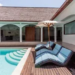The Aora - Capacious Villa Close To Seminyak Sights