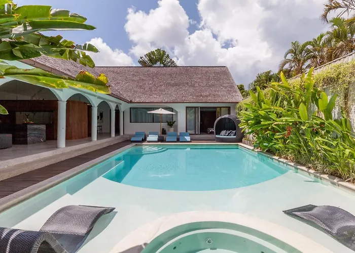 The Aora - Capacious Villa Close To Seminyak Sights
